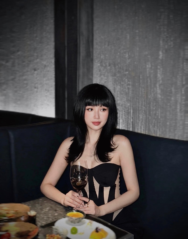 Người đẹp diện váy cúp ngực khoe lợi thế vóc dáng ít người có được.