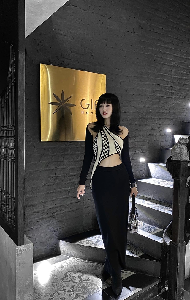 Trong thiết kế đầm cách điệu, Tâm Tít cũng khoe trọn bờ vai thon cùng vòng eo con kiến.