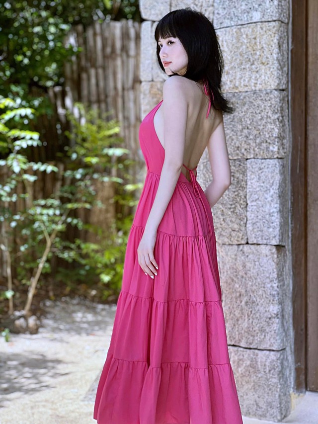 Trong một thiết kế đầm hồng nữ tính khác, Tâm Tít lại khiến khán giả sốc trước bờ lưng mịn màng, nuột nà.