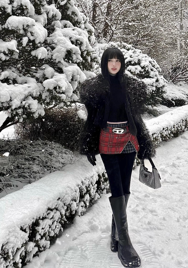 Hoặc ở hình ảnh này, với khả năng cân đồ tốt, Tâm Tít cực kỳ nổi bật với gam màu đen đỏ sang chảnh.