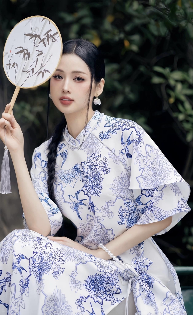 Tâm Tít không hổ danh là fashionista khi diện trang phục nào cô cũng rất xinh đẹp. Khi thì áo dài với gam màu nền nã....