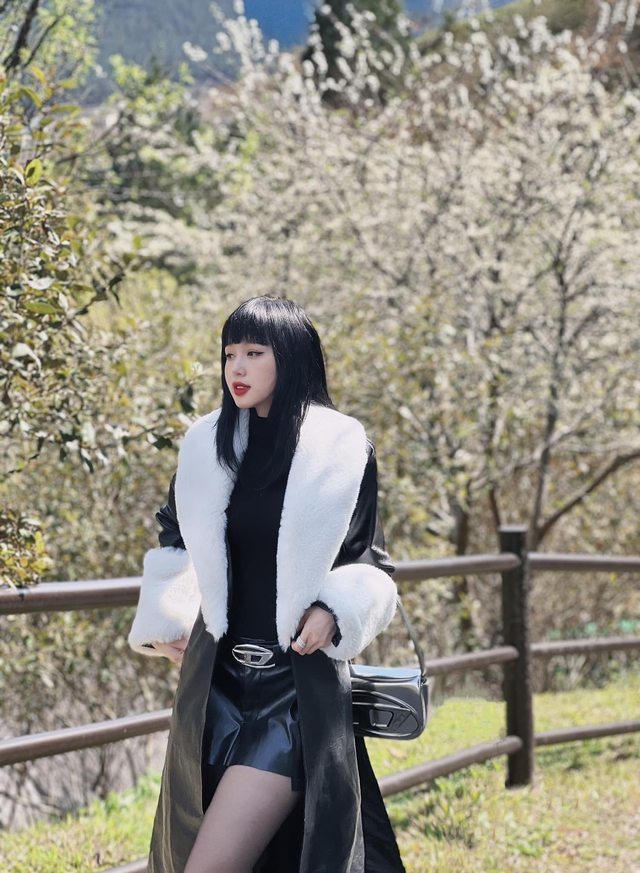 Hoặc ở thiết kế với áo khoác da mix viền cổ lông đồng màu với trang phục bên trong, Tâm Tít tiếp tục khiến khán giả mê mẩn với phong cách cá tính.