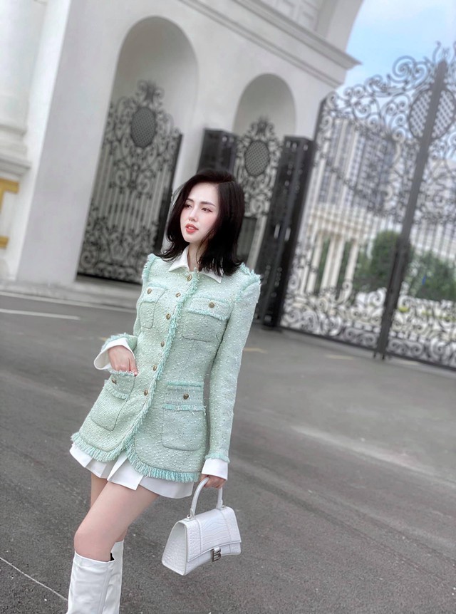 Có lúc lại như quý cô văn phòng thời thượng, sang chảnh cùng đầm tweet tông xanh nhẹ nhàng.