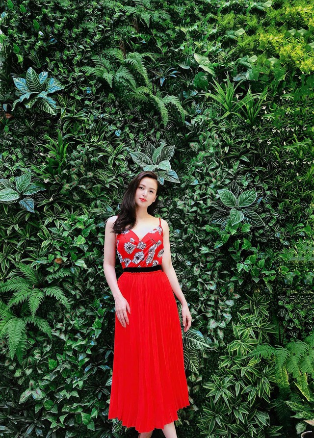 Hoặc dịu dàng với đầm 2 dây mơ màng như nàng thơ bước xuống phố mùa thu.