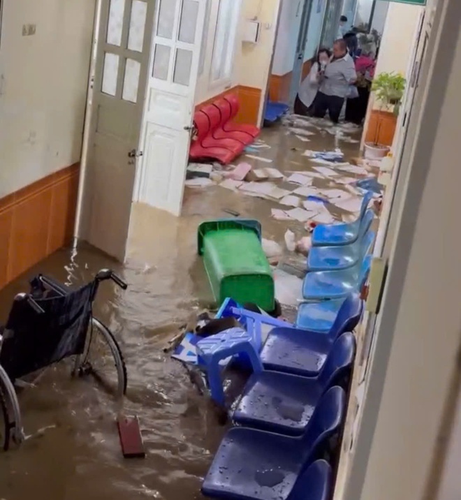 Nước lũ bao trùm nhiều khu vực trong Bệnh viện Đa khoa khu vực Vân Hồ sáng 6/10. Ảnh cắt từ clip.