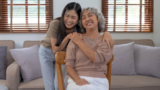 Sau 3 năm sống cùng con gái, tôi đã chọn cách rời khỏi ngôi nhà thân yêu để chuyển vào viện dưỡng lão. Ảnh minh họa