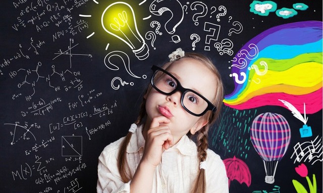 Trẻ luôn tìm hiểu thế giới trẻ em có điểm IQ cao hơn thường thể hiện kỹ năng ngôn ngữ sớm, tò mò và kiên trì trong việc tìm kiếm câu trả lời. Ảnh minh họa