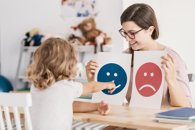 Trí tuệ cảm xúc cao – giúp trẻ biết ăn nói và hiểu được lòng người. Ảnh minh họa