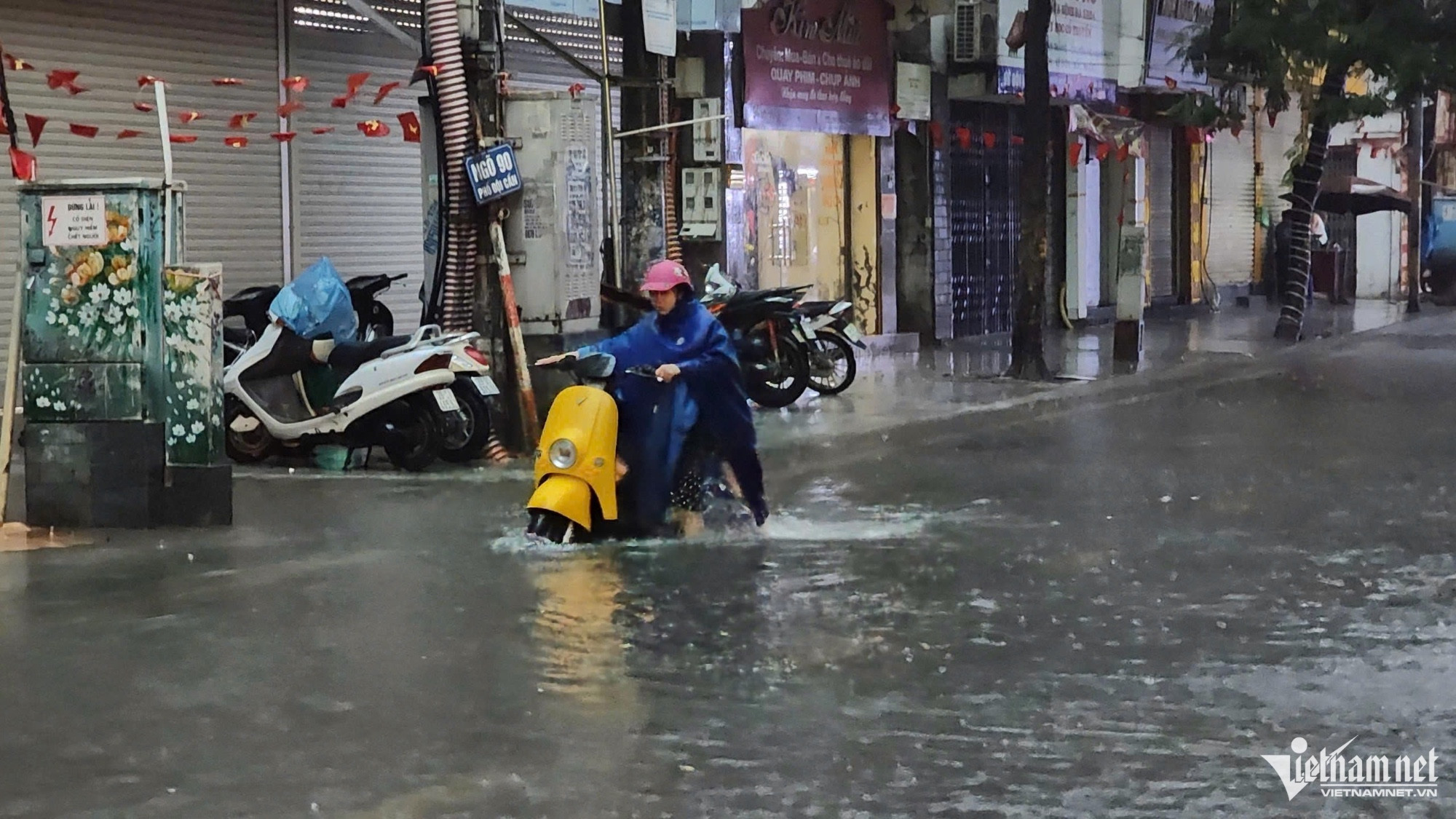 Ngập sâu 69 điểm khiến Hà Nội lại amp;#34;thất thủamp;#34;, xe chết máy la liệt trên các phố - 40