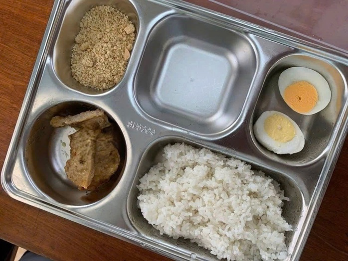 Hình ảnh khay cơm của học sinh bán trú ở Trường Tiểu học số 1 Ba Đồn - đang gây tranh cãi