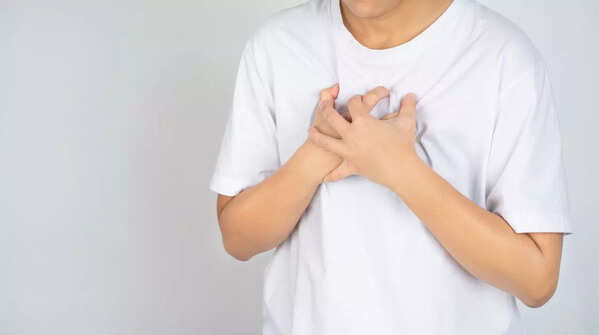 Với những người mắc bệnh tim, đặc biệt là đang trong giai đoạn bệnh chưa ổn định, việc đi bộ quá nhiều có thể gây đau ngực, khó thở...