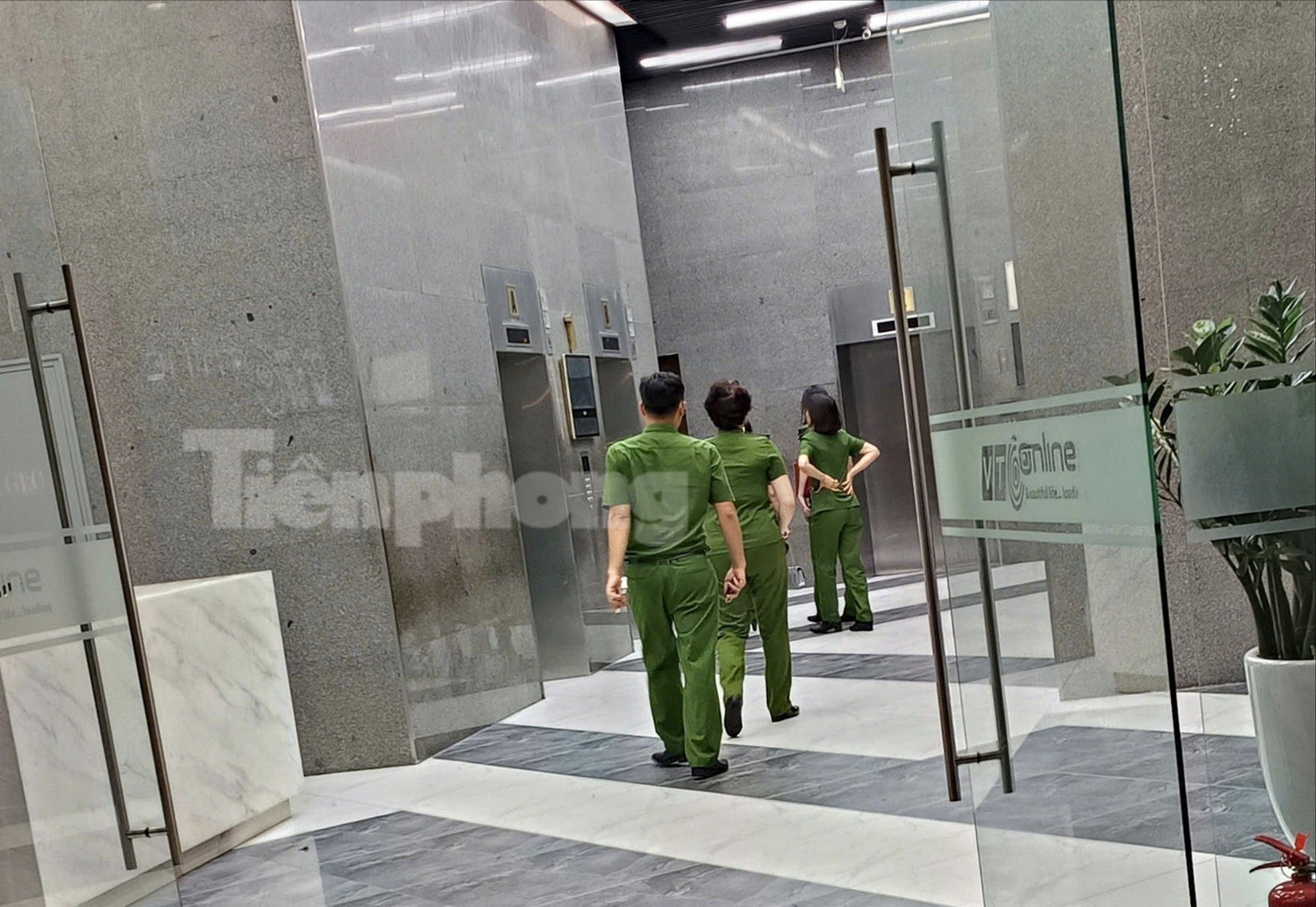 Nhiều người mặc cảnh phục xuất hiện vào tối muộn cùng ngày. Ảnh: Thanh Phong