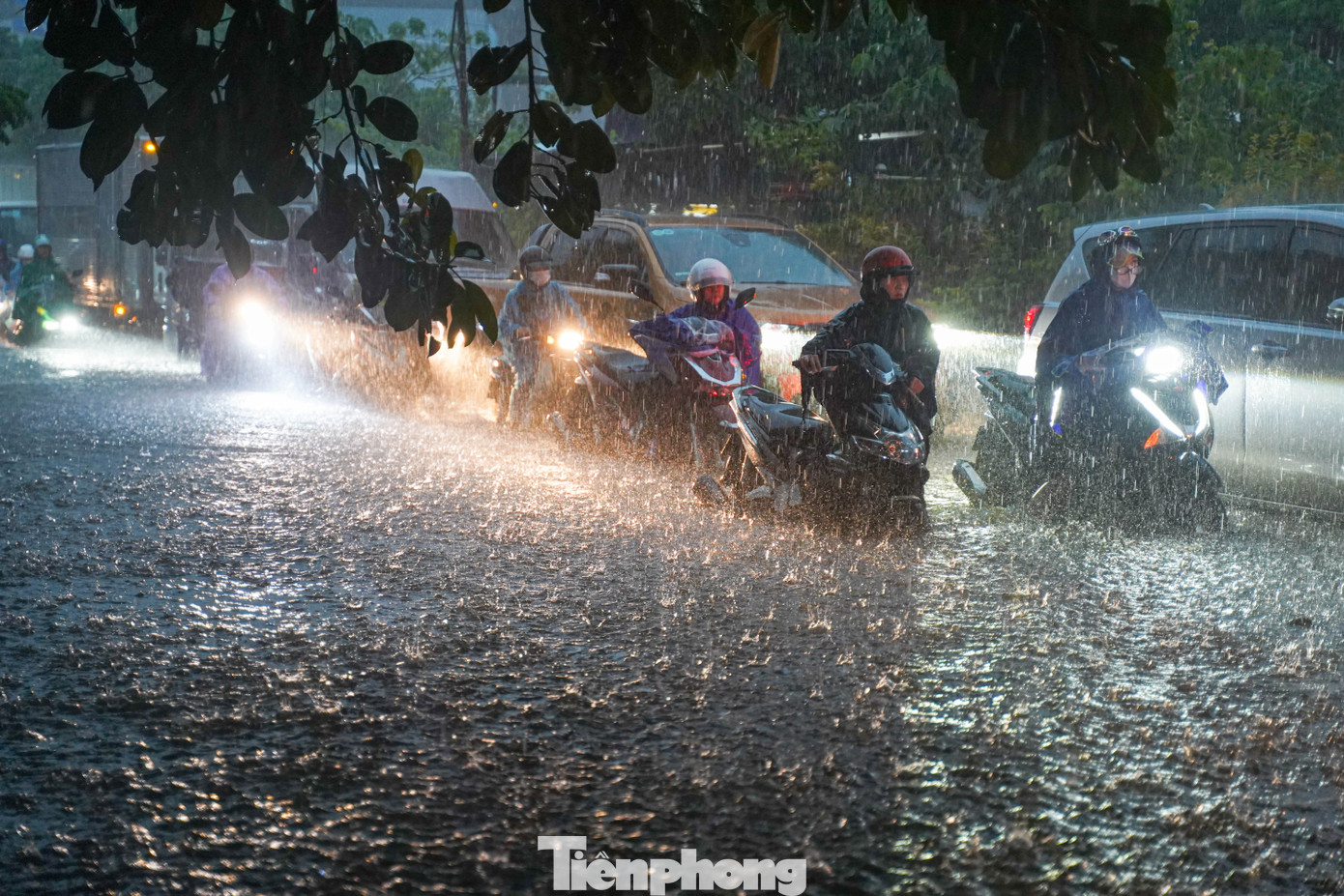 Mưa lớn suốt đêm do hoàn lưu bão Matmo khiến sáng 7/10, nhiều tuyến phố Hà Nội ngập sâu, giao thông rối loạn.