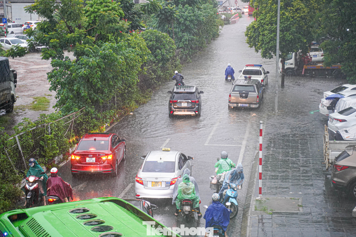 Hà Nội phố thành sông, giao thông tê liệt, xe máy amp;#34;rồng rắnamp;#34; leo cao tốc giữa biển nước - 3