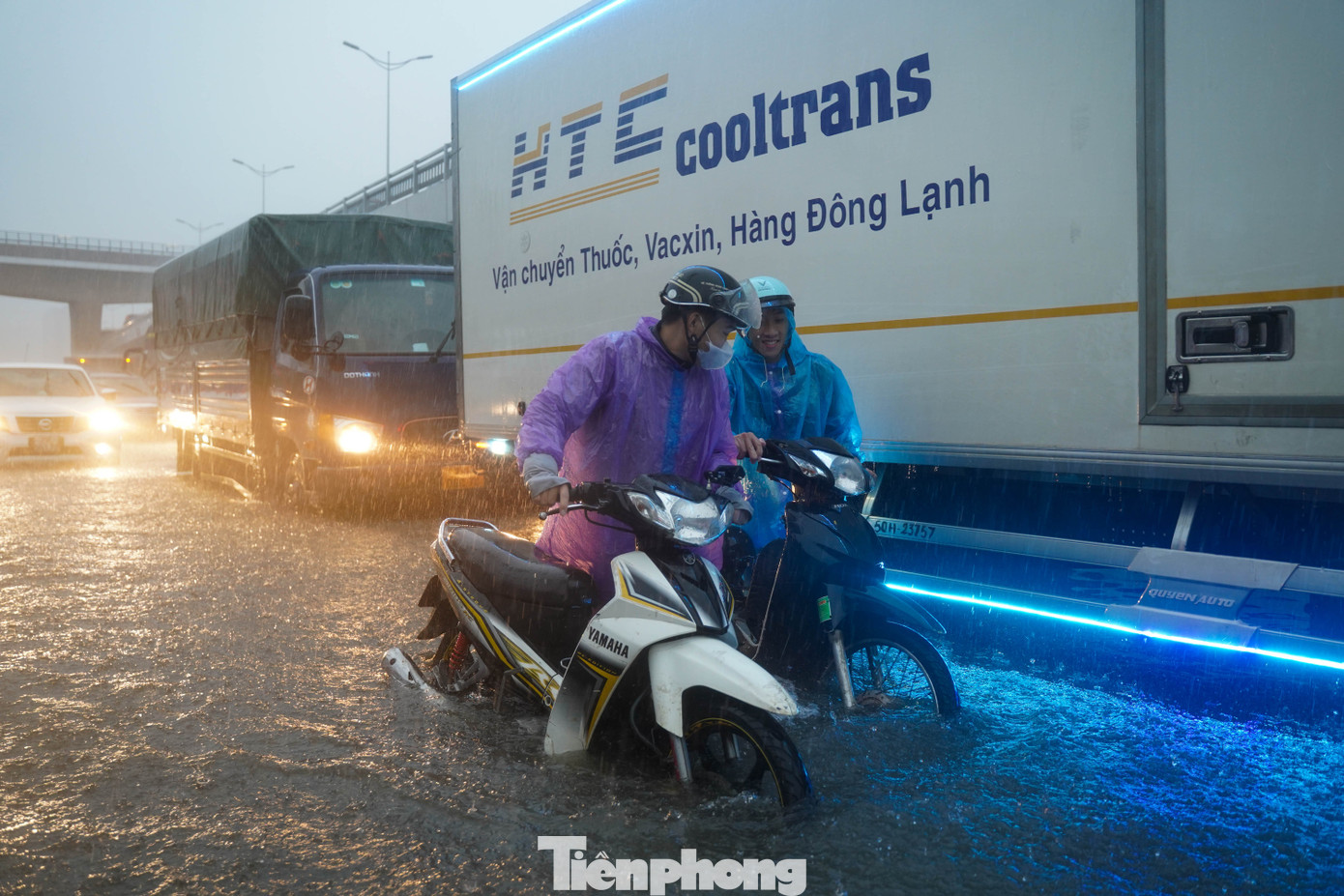 Đường Phạm Hùng ngập sâu, nhiều phương tiện chết máy.