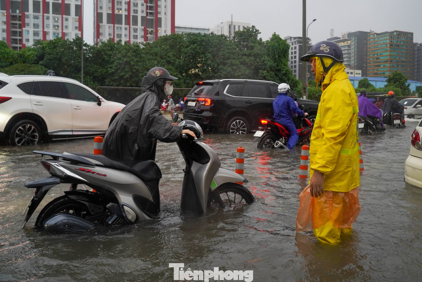 Hà Nội phố thành sông, giao thông tê liệt, xe máy amp;#34;rồng rắnamp;#34; leo cao tốc giữa biển nước - 6