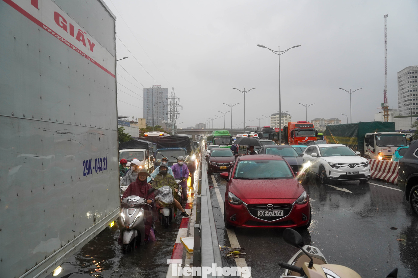 Tắc cứng khu vực cầu Mai Dịch hướng lên Vành đai 3.