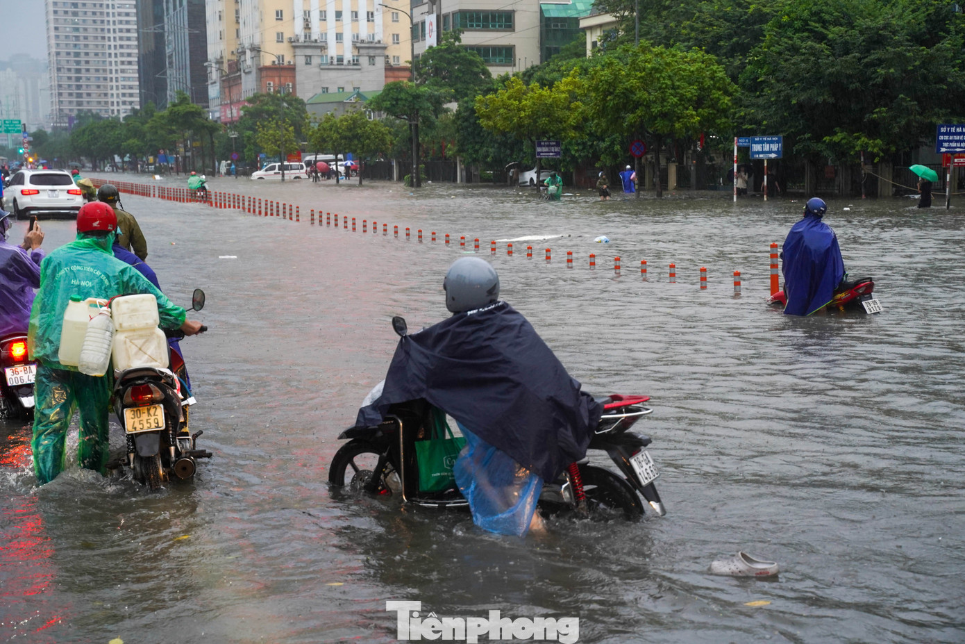 Hà Nội phố thành sông, giao thông tê liệt, xe máy amp;#34;rồng rắnamp;#34; leo cao tốc giữa biển nước - 9