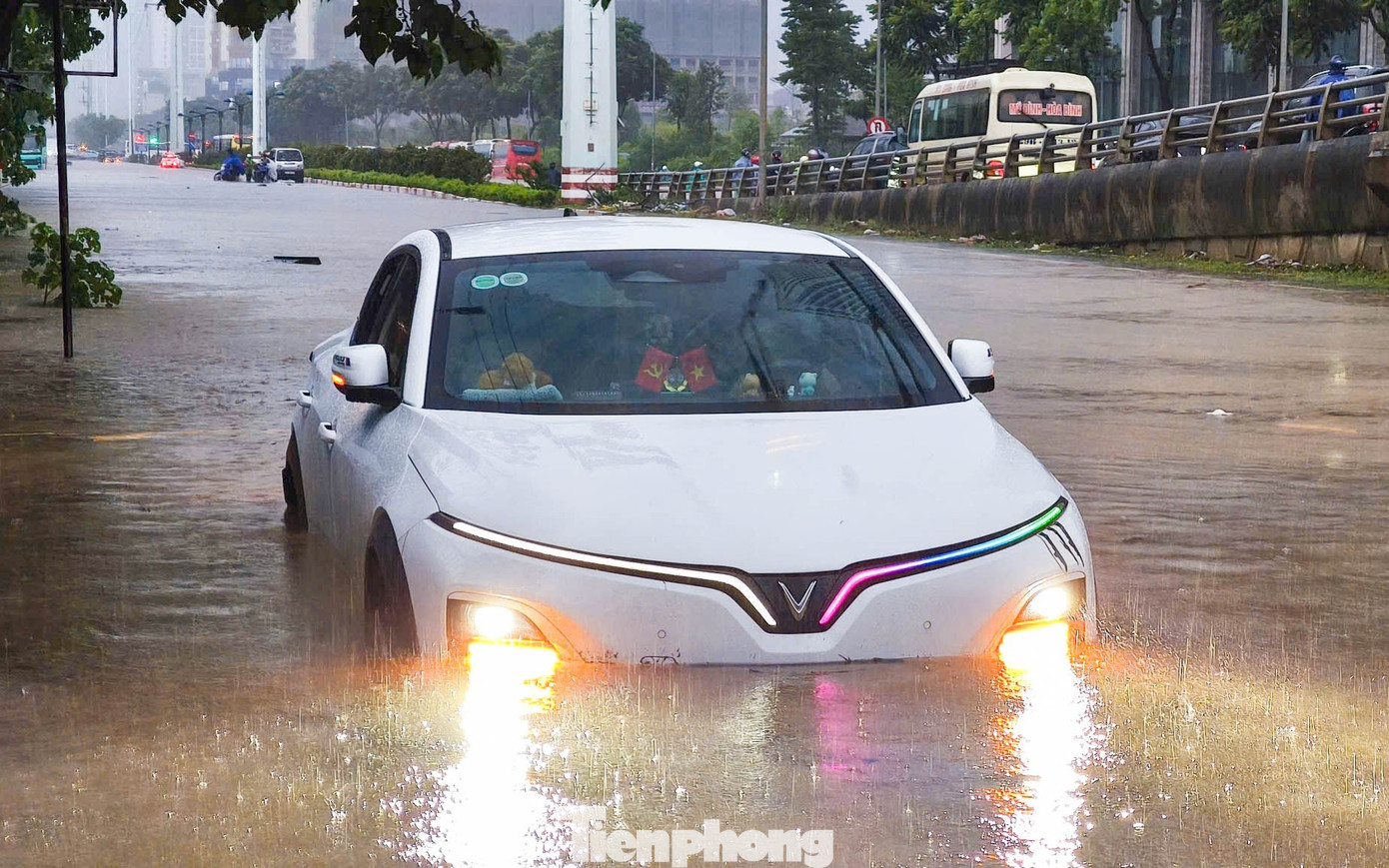 Hà Nội phố thành sông, giao thông tê liệt, xe máy amp;#34;rồng rắnamp;#34; leo cao tốc giữa biển nước - 16