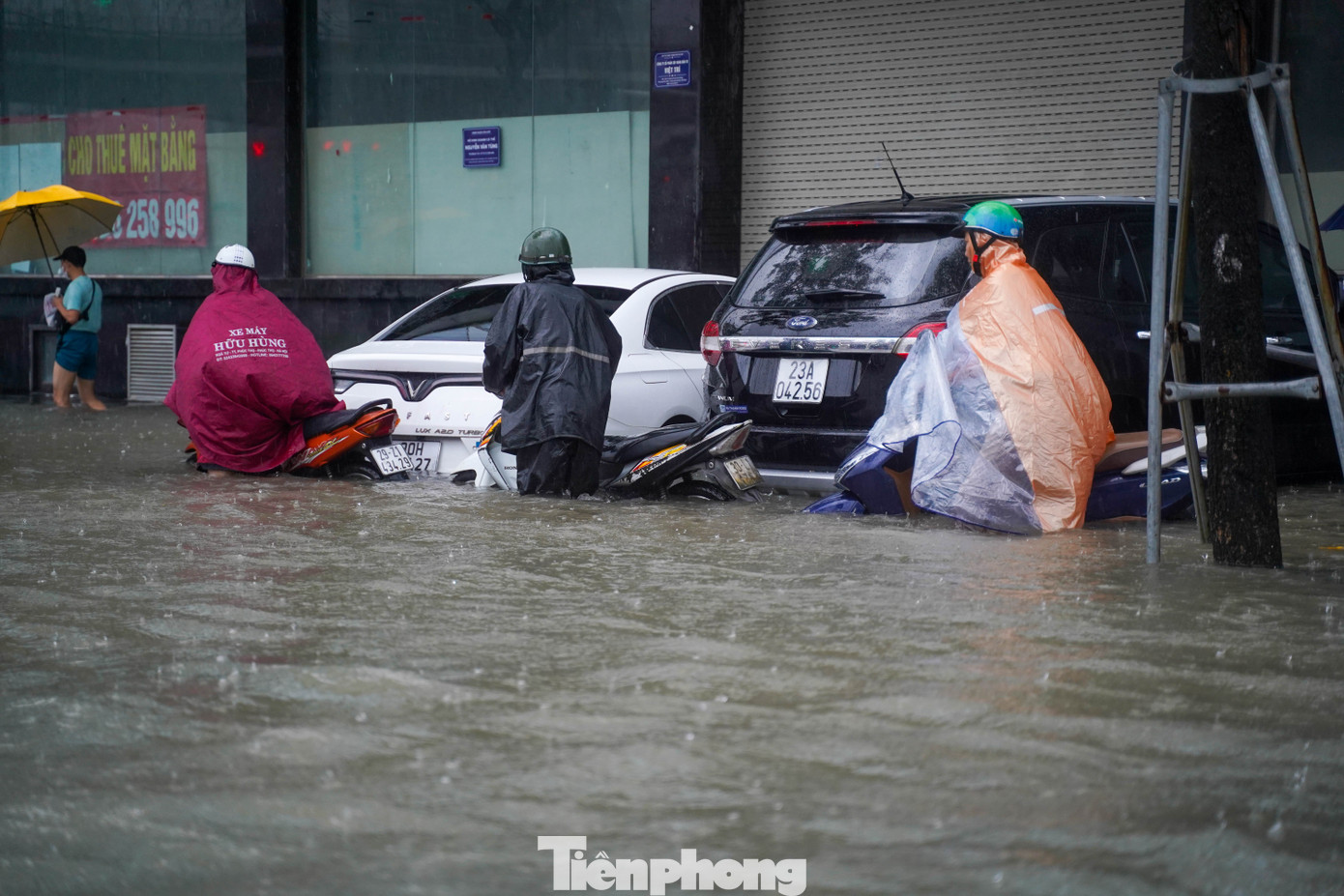 Có những đoạn nước ngập cao đến nửa bánh xe.