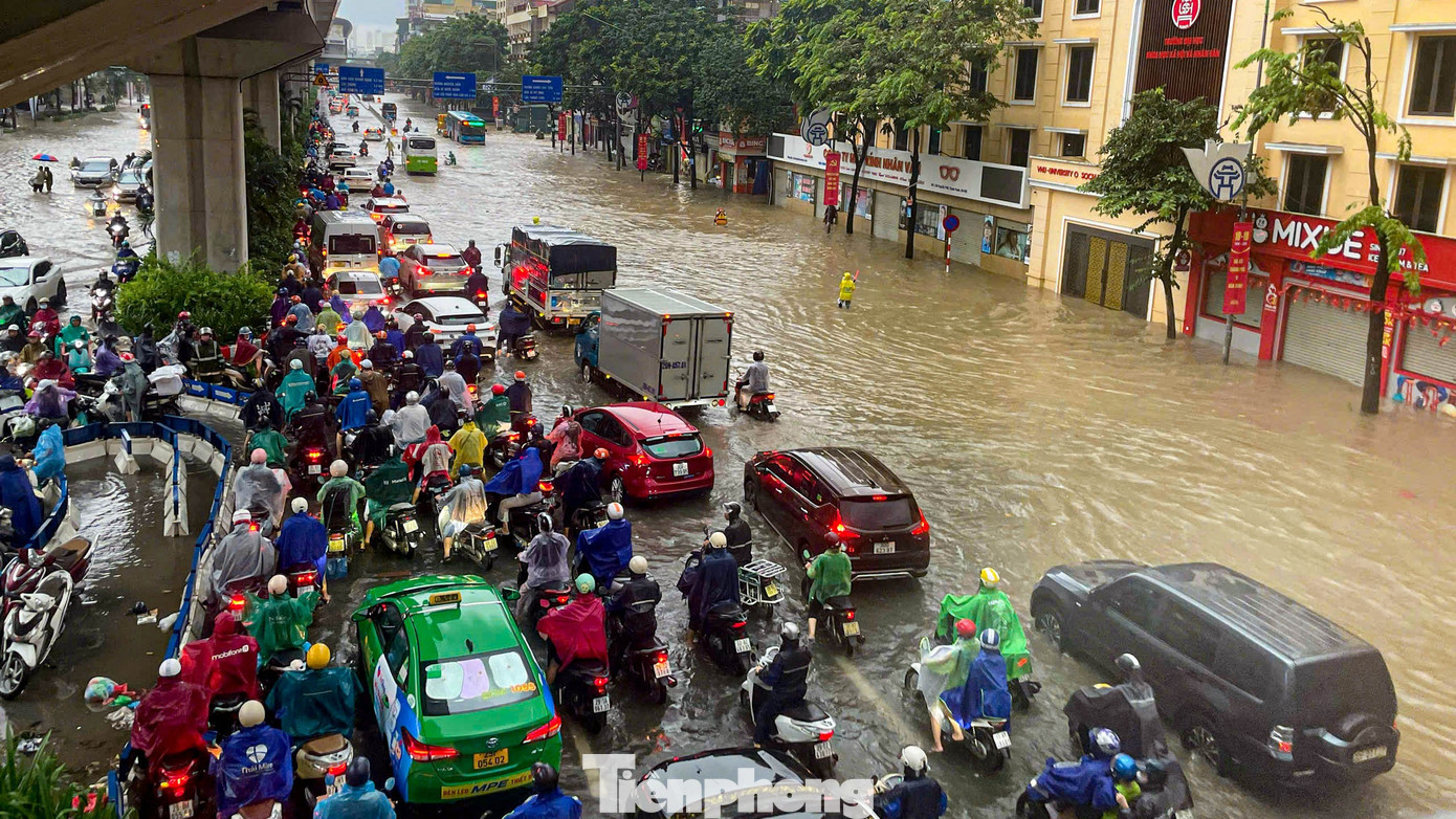 Hà Nội phố thành sông, giao thông tê liệt, xe máy amp;#34;rồng rắnamp;#34; leo cao tốc giữa biển nước - 21