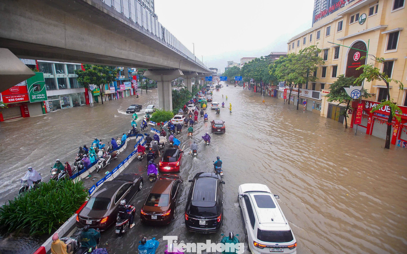 Phương tiện khó khăn di chuyển trên đường Nguyễn Trãi.