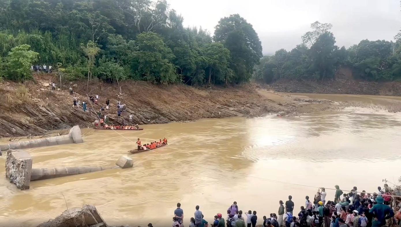 Ngày 7/10, ông Đậu Đức Truyền - Chủ tịch UBND xã Yên Hòa (Nghệ An) cho biết, chính quyền xã đã phối hợp với lực lượng công an, quân sự dùng thuyền đưa hơn 200 học sinh và giáo viên vượt suối đến trường an toàn.