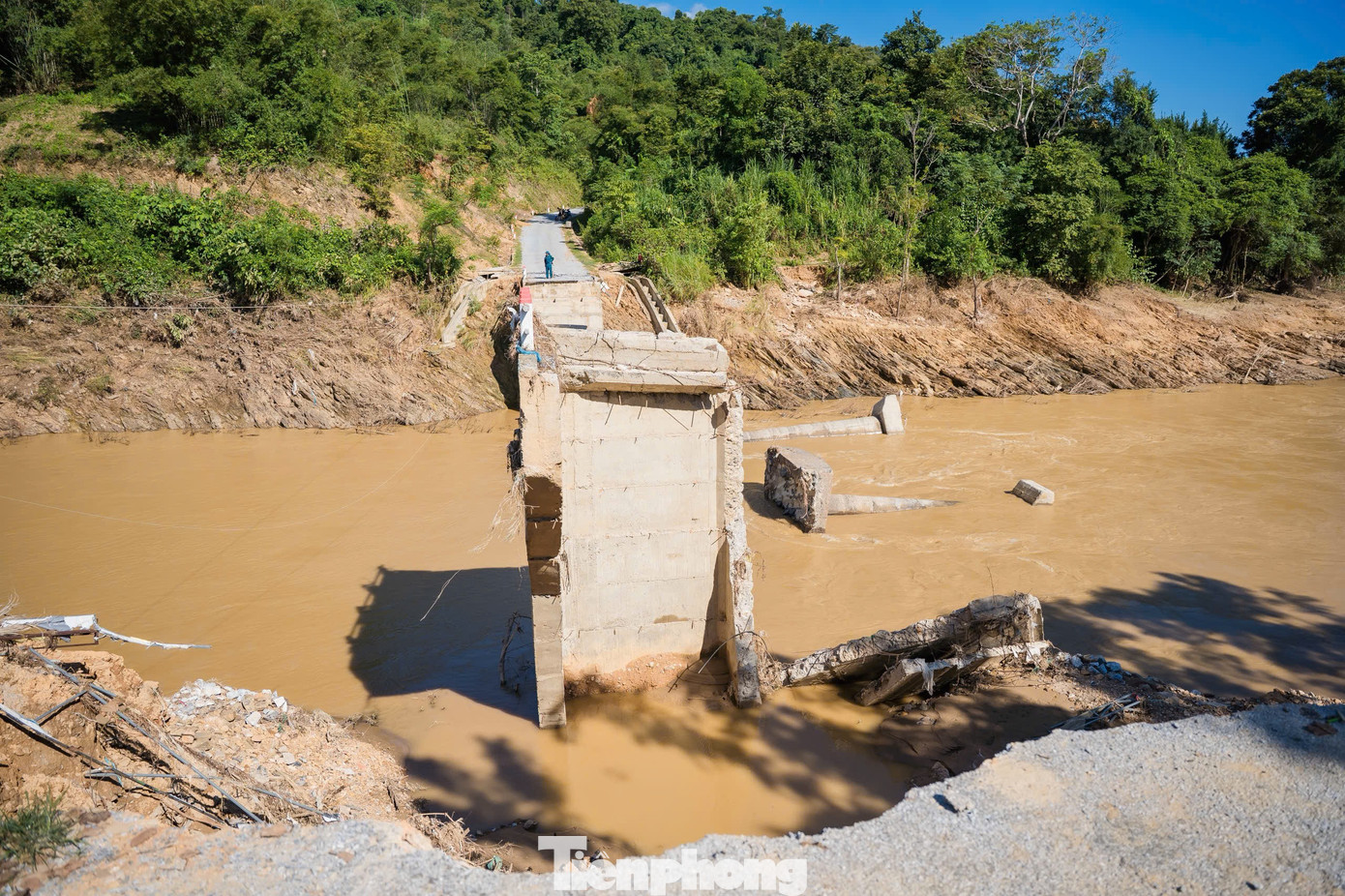 Cây cầu duy nhất trôi đã khiến hàng trăm học sinh ở các bản đến trường bị cách trở. Trước thực trạng này, xã Yên Hòa đã phối hợp cùng công an, quân sự dùng thuyền vận chuyển các học sinh và giáo viên vượt suối Huổi Nguyên đến trường an toàn.