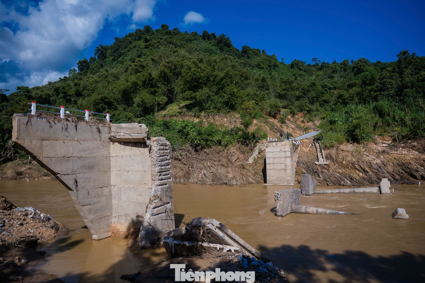 Trước đó, ảnh hưởng của cơn bão số 10 khiến cầu cứng Trung Thắng bị nước lũ cuốn trôi. Cây cầu này bắc qua suối Huổi Nguyên nằm trên tuyến đường độc đạo dẫn vào bản Văng Lin, bản Xốp Cốc và bản Tạt nên cầu trôi đã cô lập hoàn toàn người dân của 3 bản.