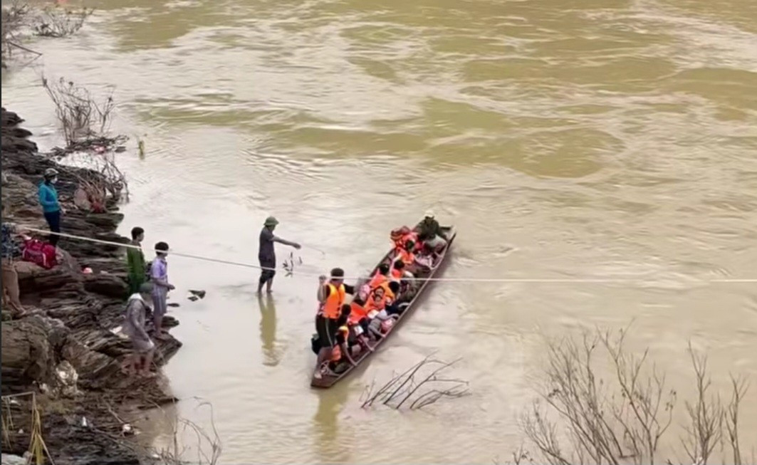 Cầu bị lũ cuốn trôi, hơn 200 học sinh và giáo viên phải ngồi thuyền vượt suối đến trường - 8