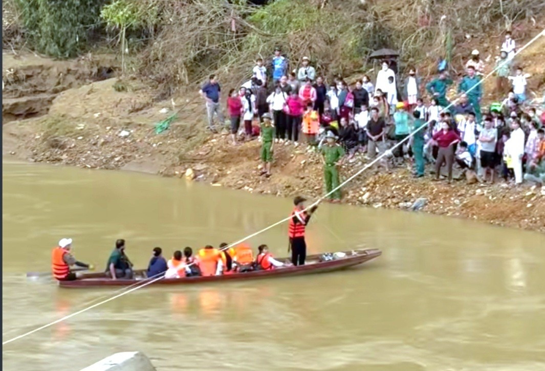 Cầu bị lũ cuốn trôi, hơn 200 học sinh và giáo viên phải ngồi thuyền vượt suối đến trường - 5