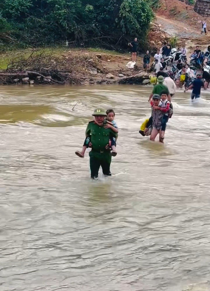 Cầu bị lũ cuốn trôi, hơn 200 học sinh và giáo viên phải ngồi thuyền vượt suối đến trường - 11