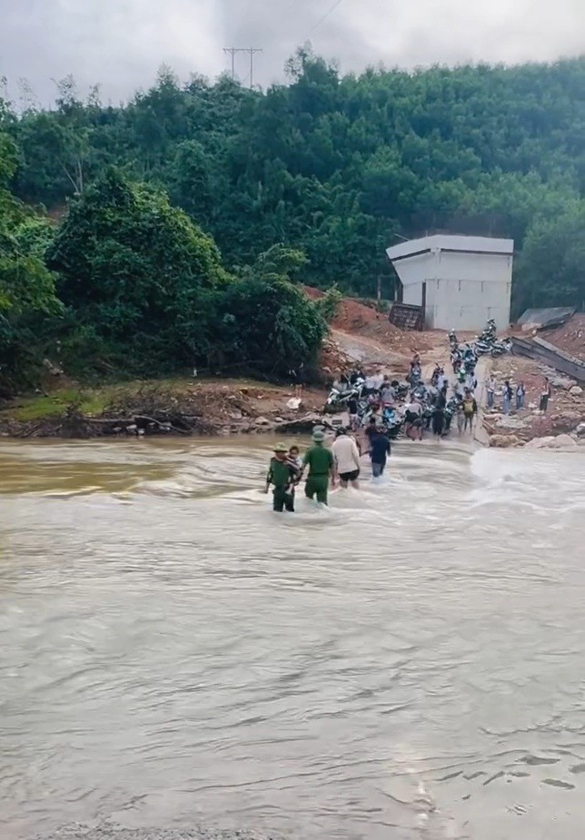 img src/upload/4-2025/images/2025-10-07/1759805096-8382-width720height996.jpg width660 /