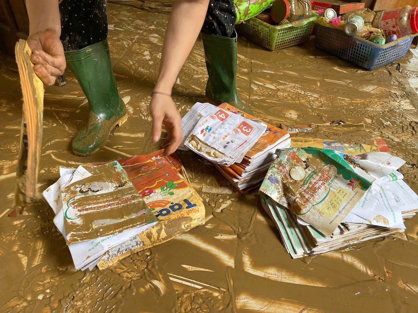 Bão lũ cũng khiến điểm trường THCS Yên Hoà, trường mầm non Yên Thắng ngập trong nước lũ. Nhiều tài sản, sách vở của giáo viên và học sinh bị hư hỏng.