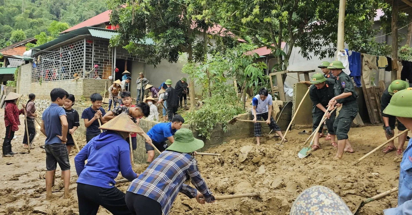Cầu bị lũ cuốn trôi, hơn 200 học sinh và giáo viên phải ngồi thuyền vượt suối đến trường - 14
