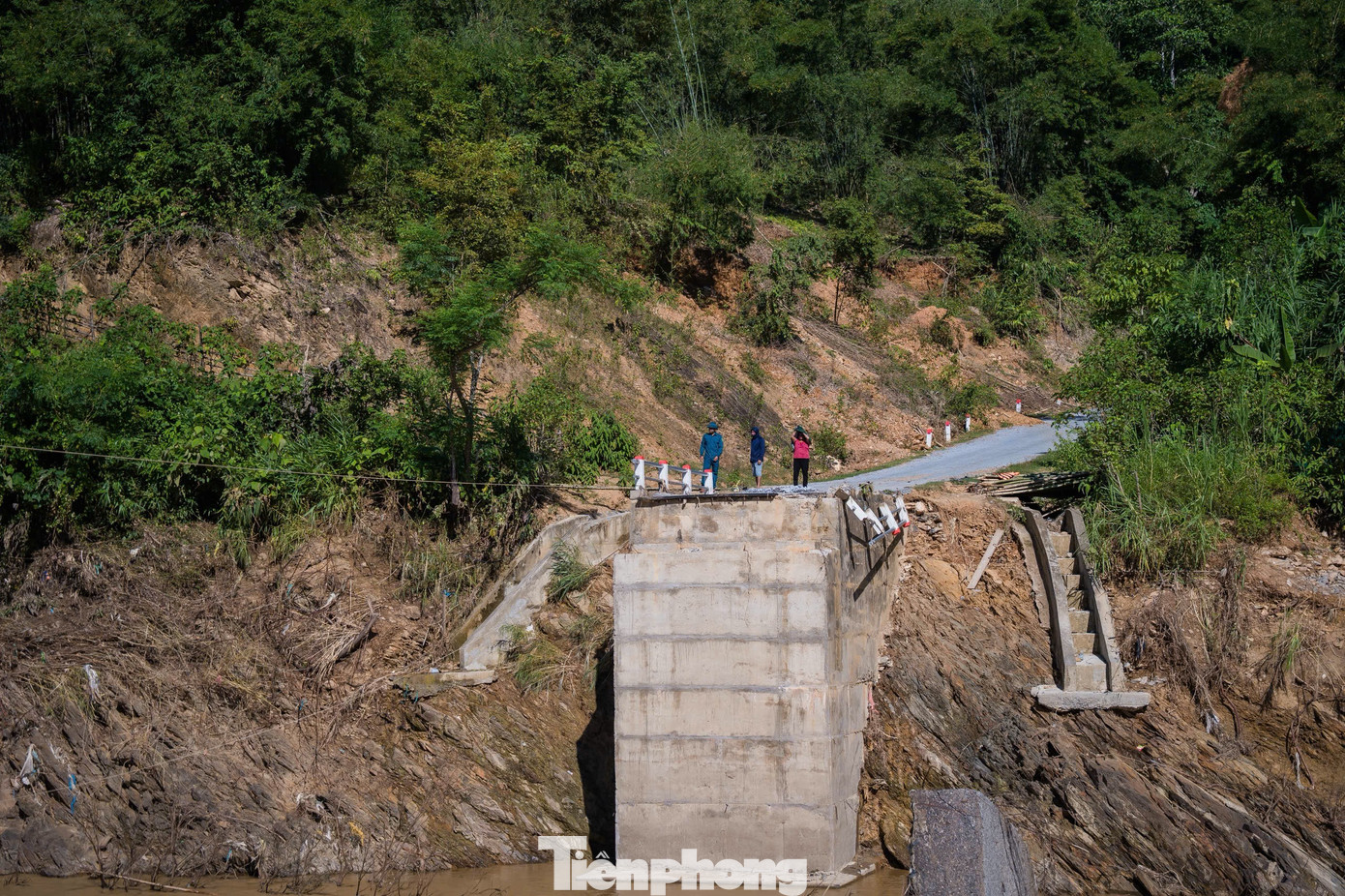 Lãnh đạo xã Yên Hoà cho biết, xã đang triển khai làm cầu tạm để người dân đi lại. Về lâu dài, xã đã đề xuất xây dựng cầu cứng để đảm bảo an toàn. Xã đang làm cầu sắt bắc lên vị trí mố cầu cũ để người dân và học sinh đi học tạm thời. Đây là đường độc đạo, cầu quan trọng nên lâu dài phải xây cầu cứng kiên cố, ông Đậu Đức Truyền nói và cho biết, 3 bản bị cô lập có hơn 1.400 hộ dân. Việc cầu Trung Thắng bị hư hỏng ảnh hưởng nghiêm trọng đến cuộc sống người dân.
