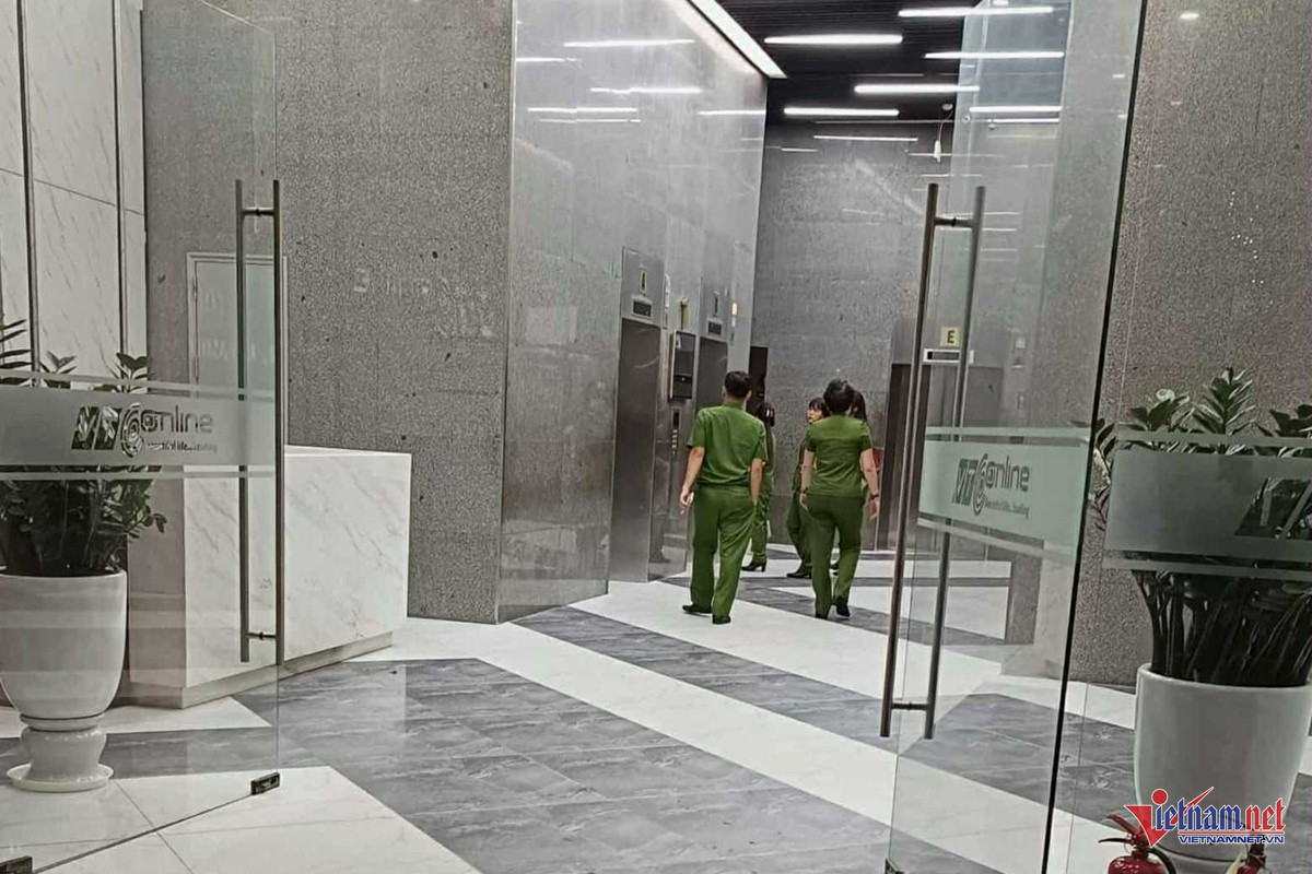 Lực lượng công an xuất hiện tại 18 Tam Trinh (Hà Nội) – nơi đặt trụ sở công ty của ông Nguyễn Hòa Bình.