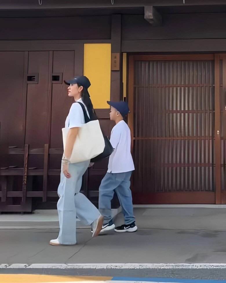 Con trai cả của Tăng Thanh Hà sở hữu chiều cao vượt trội.