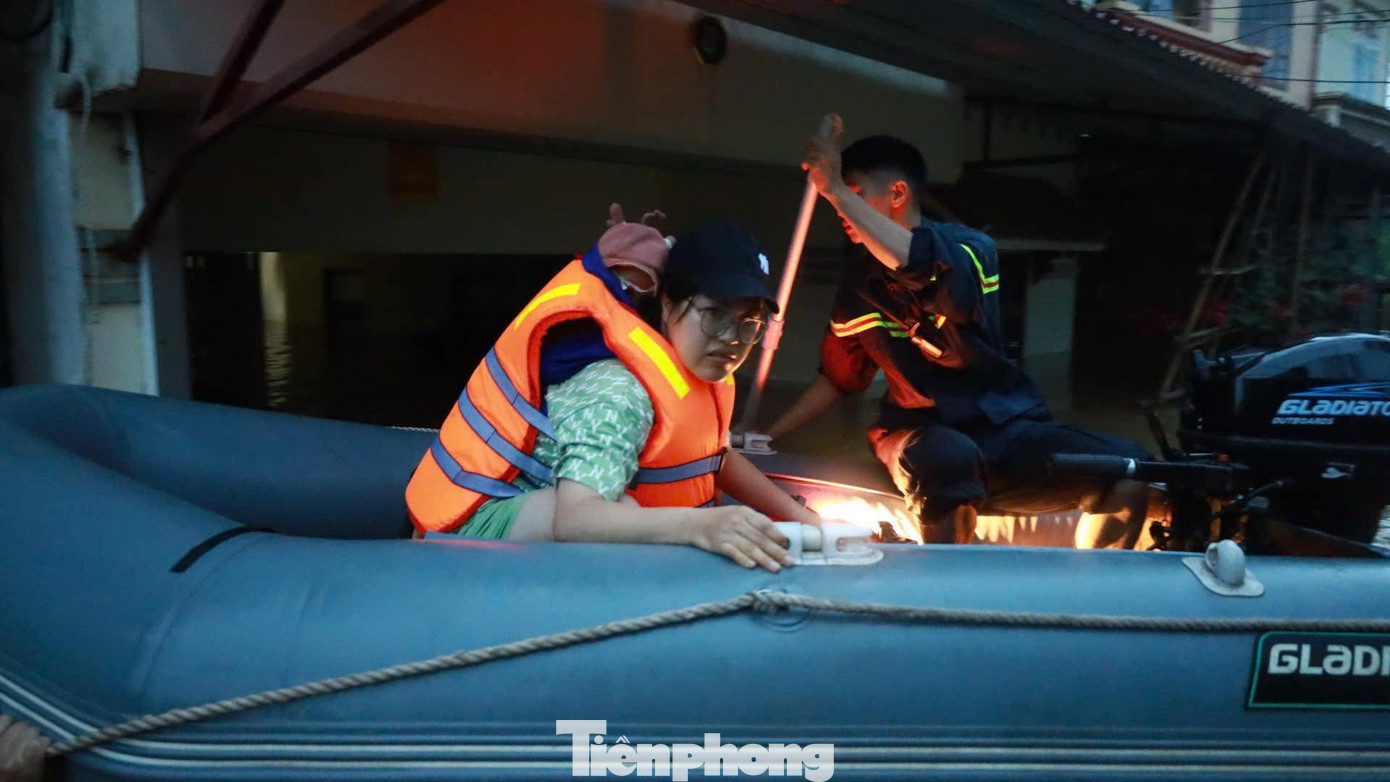 Lực lượng chức năng đưa phụ nữ, con nhỏ đến nơi an toàn.