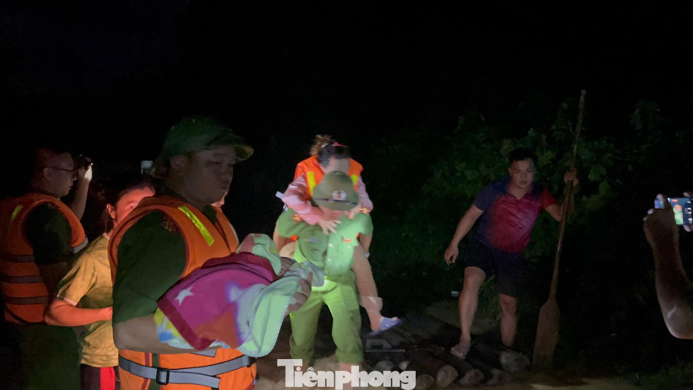 Nỗ lực đưa người già yếu đến nơi an toàn.