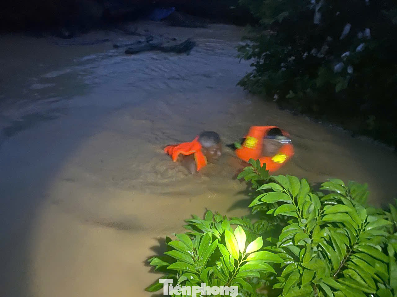 Trong đêm tối, lực lượng Công an đã đưa một người già vượt qua vùng lũ nguy hiểm.