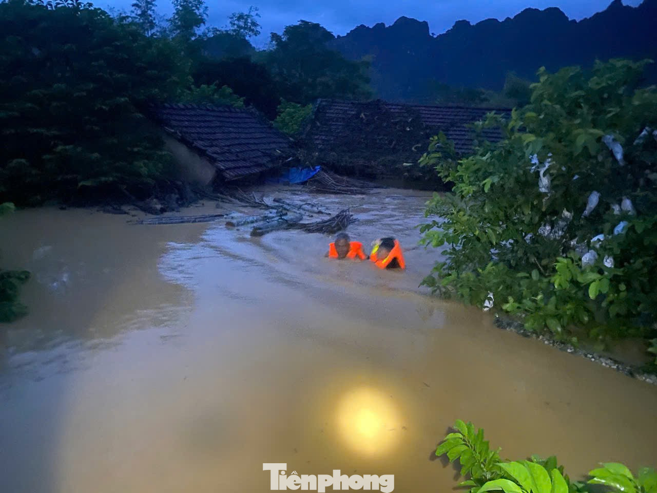 Cố gắng tiếp cận khu vực người dân bị lũ cô lập.