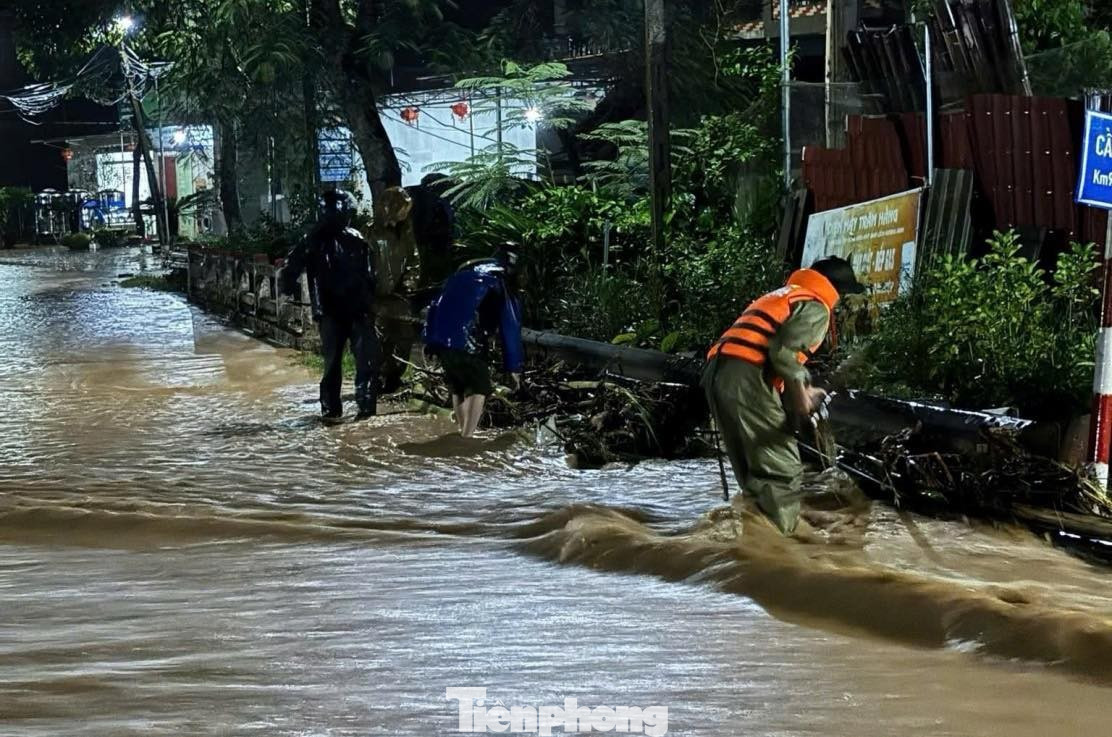 Vượt qua trở ngại, tiếp cận các ngôi nhà đang bị nước bủa vây.