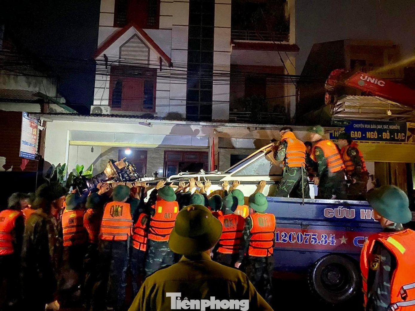 Lực lượng vũ trang Quân khu 1, Bộ Chỉ huy Quân sự tỉnh Lạng Sơn trang bị xuồng, phao đến vùng lũ, cứu dân trong đêm.