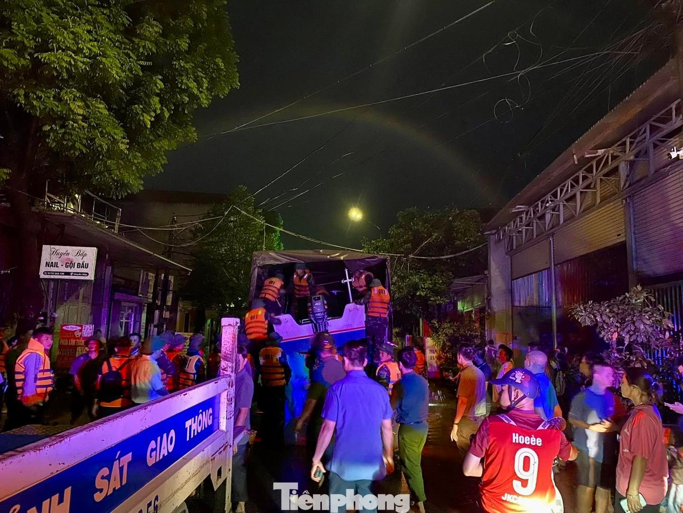 Lực lượng Công an, quân đội tăng cường lực lượng đến vùng nước lũ