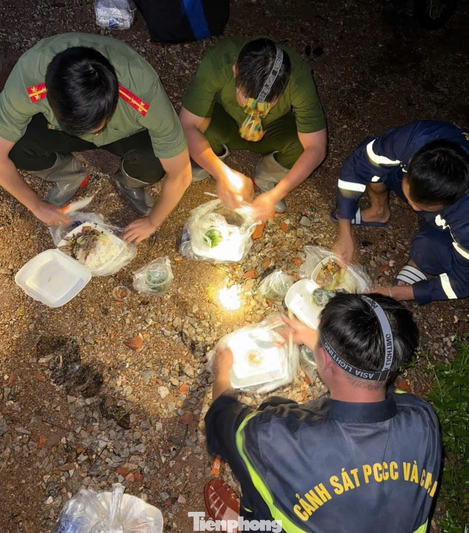 Tranh thủ lót dạ giữa vùng nước lũ