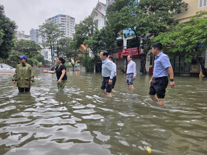 Giám đốc Sở Giáo dục và Đào tạo Trần Thế Cương (áo xanh nhạt, dài tay) cùng đoàn công tác kiểm tra trường Mầm non Trung Hòa, sáng 7/10. Ảnh: Võ Hải