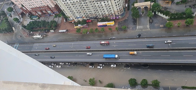 Điểm ngập trên đường Phạm Hùng.