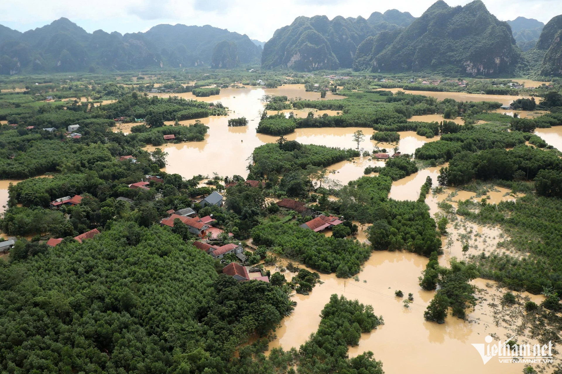 Theo thông tin từ chính quyền địa phương, nước từ sông Trung đổ về khiến xã này bị ngập sâu hơn 1m, có nơi bị nước dâng lên gần mái nhà.
