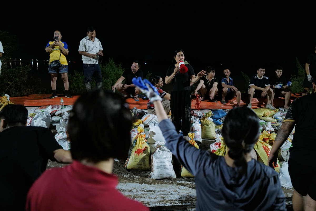 Cấp tập đắp đê ngăn lũ sông Cầu trong đêm - 6